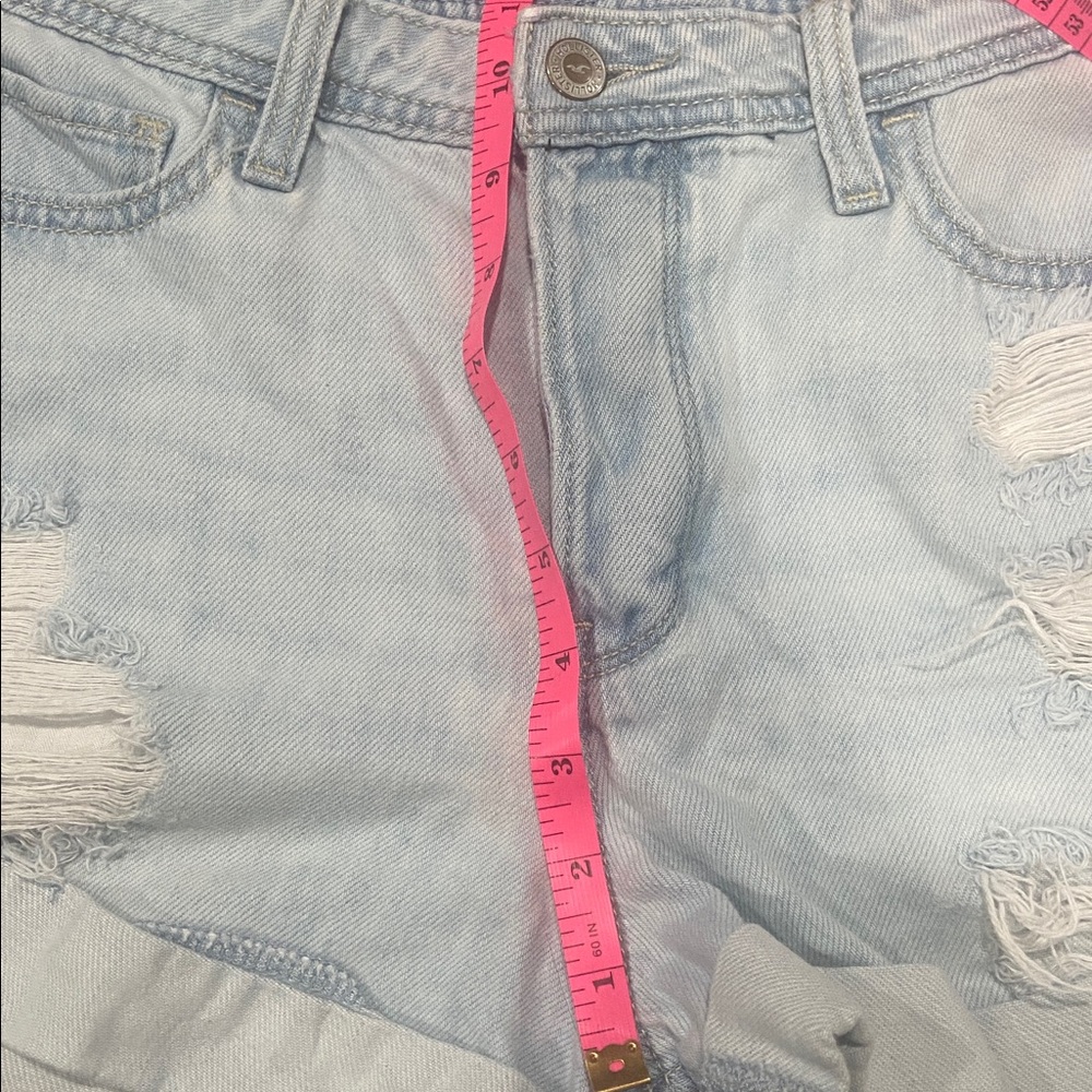 100% cotton Hollister Light Wash Jean Shorts - Picture 6 of 7